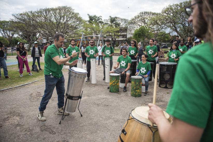 Taller de percusión con Nicolás Arnicho en la plaza Fabini por el Día de las Plazas