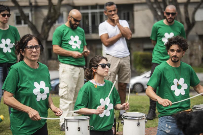 Taller de percusión con Nicolás Arnicho en la plaza Fabini por el Día de las Plazas