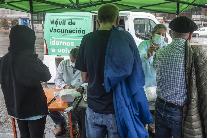 Jornada de vacunación en la explanada de la Intendencia de Montevideo