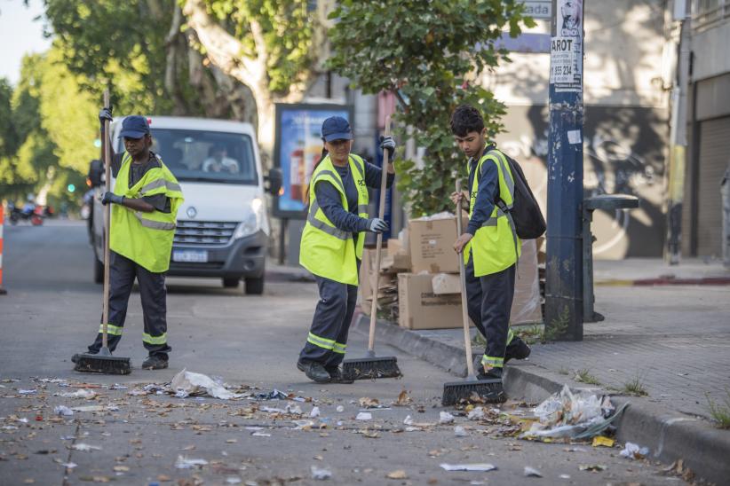 Operativo de limpieza en feria vía blanca de Reyes en la Avenida 8 de Octubre