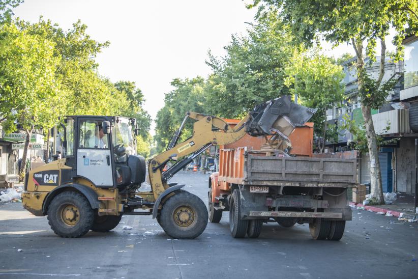 Operativo de limpieza en feria vía blanca de Reyes en la Avenida 8 de Octubre