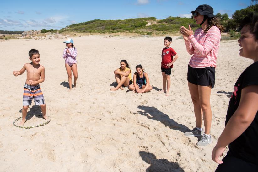 Escuela de Mar en playa Santa Catalina en el marco del programa Monteverano, 12 de enero de 2023