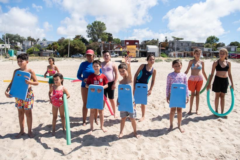 Escuela de Mar en playa Santa Catalina en el marco del programa Monteverano, 12 de enero de 2023