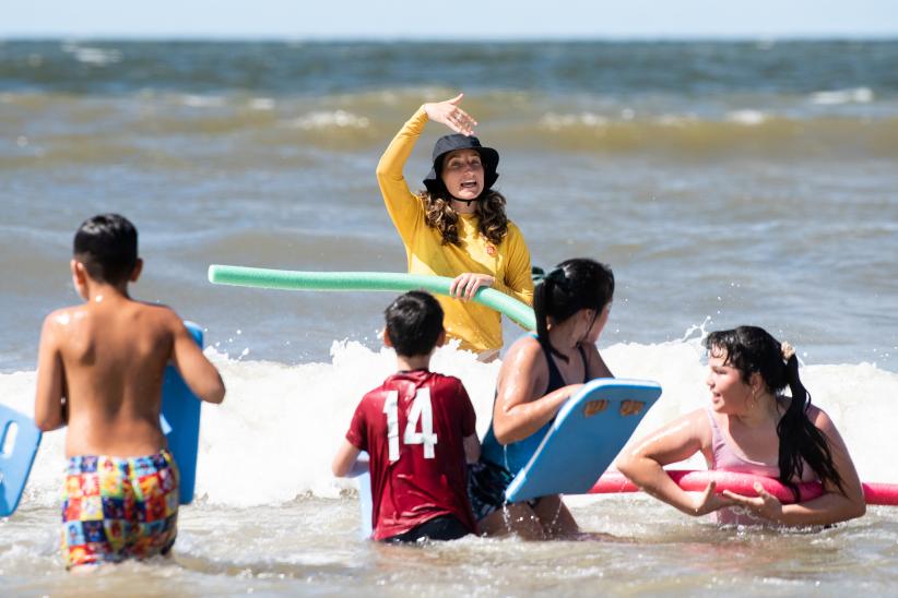 Escuela de Mar en playa Santa Catalina en el marco del programa Monteverano, 12 de enero de 2023