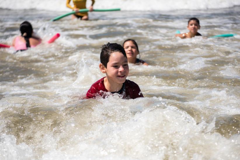 Escuela de Mar en playa Santa Catalina en el marco del programa Monteverano, 12 de enero de 2023