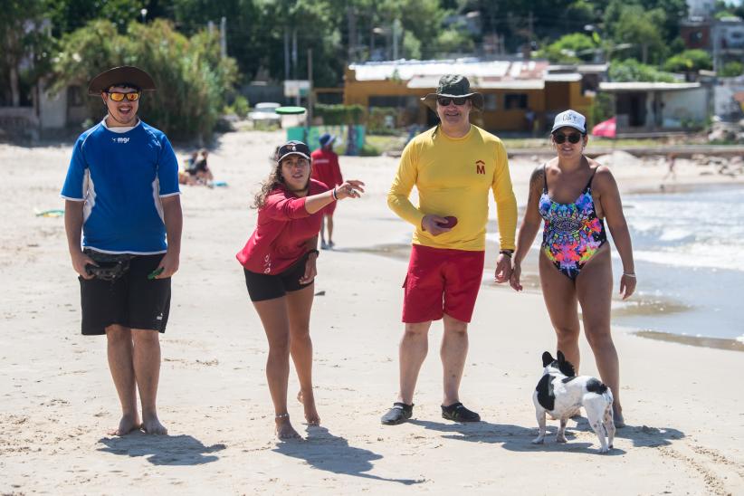 Escuela de Mar en playa Santa Catalina en el marco del programa Monteverano, 12 de enero de 2023