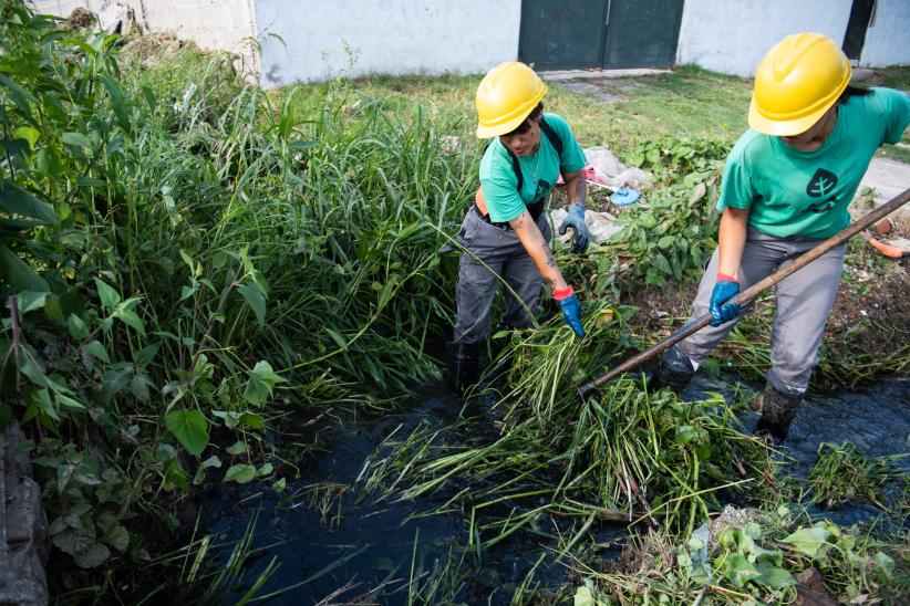 Mantenimiento de cuerpos de agua en el barrio 1º de mayo, 6 de febrero de 2023