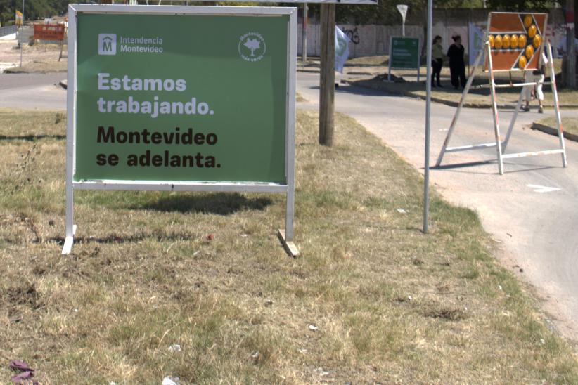 Obra en Batlle Berres - cartel Montevideo se adelanta