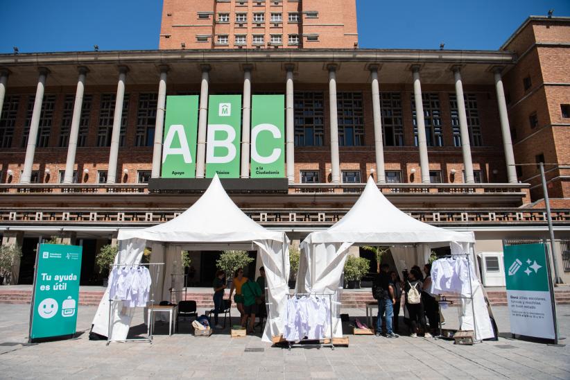 «Tu ayuda es útil» en la explanada de la Intendencia de Montevideo, 27 de febrero de 2023