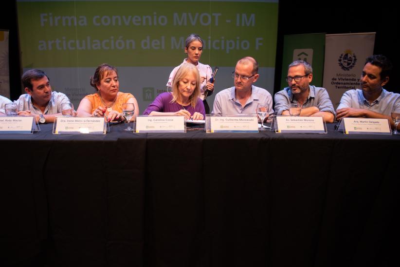 Firma de convenio entre la Intendencia y MVOT para el realojo de familias del barrio Ideal