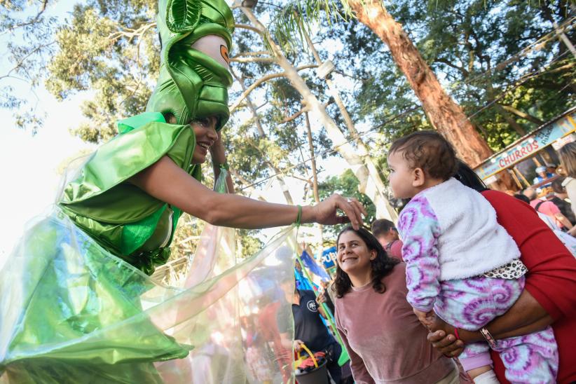 Desfile circo en Semana Criolla del Prado 2023