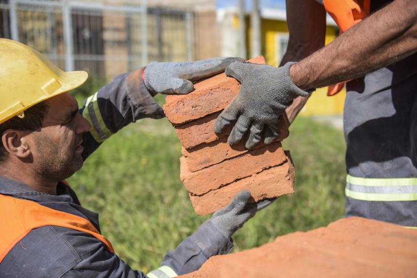 Entrega de materiales para la conexión domiciliaria a saneamiento en el barrio Casabó 