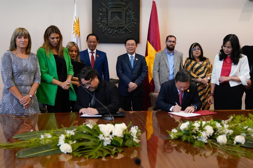 Declaración de Visitante Ilustre de Montevideo a Vương Đình Huệ, presidente de la Asamblea Nacional de Vietnam ,27 de abril de 2023