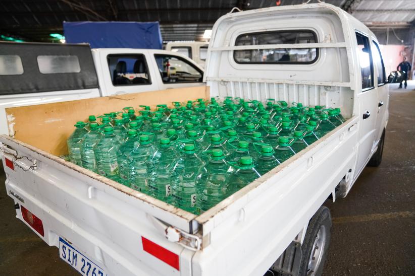 Carga de bidones de agua en el Modelo Abierto , 12 de Mayo de 2023