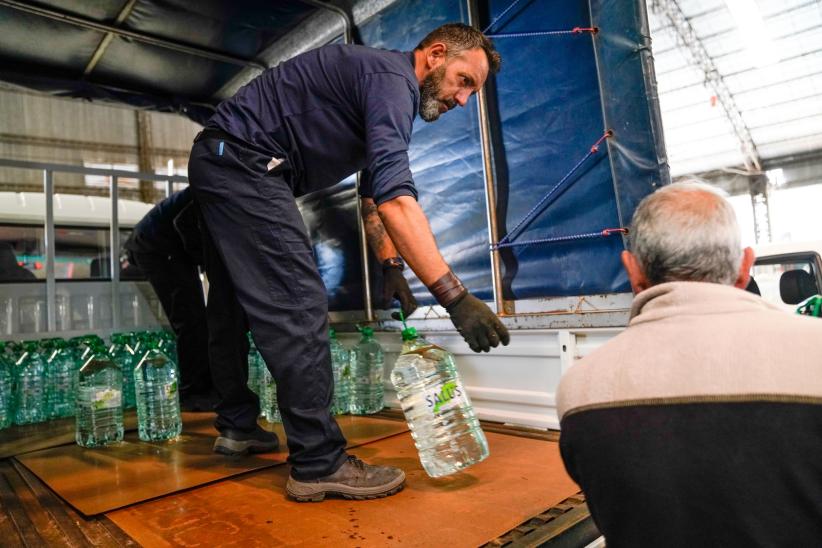 Carga de bidones de agua en el Modelo Abierto , 12 de Mayo de 2023