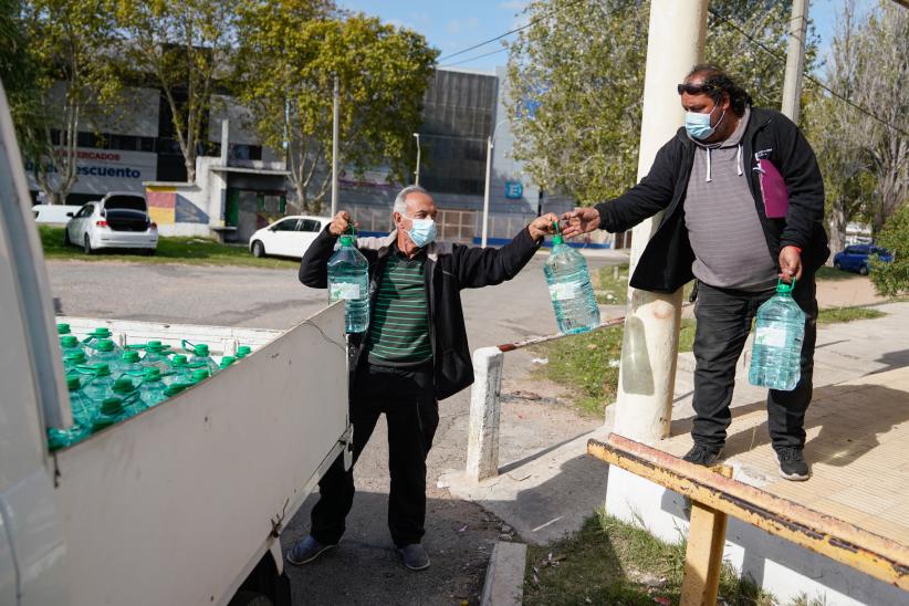 Entrega de bidones de agua en policlìnica INVE 16