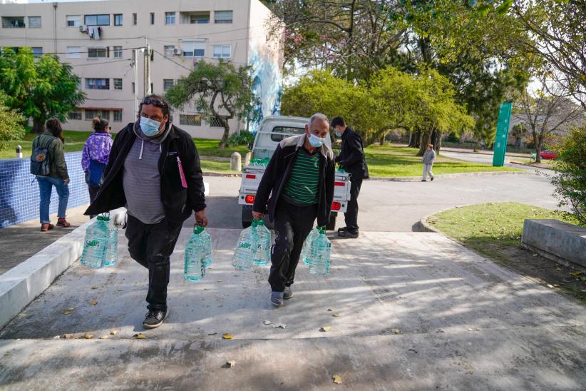 Entrega de bidones de agua en policlìnica Buceo