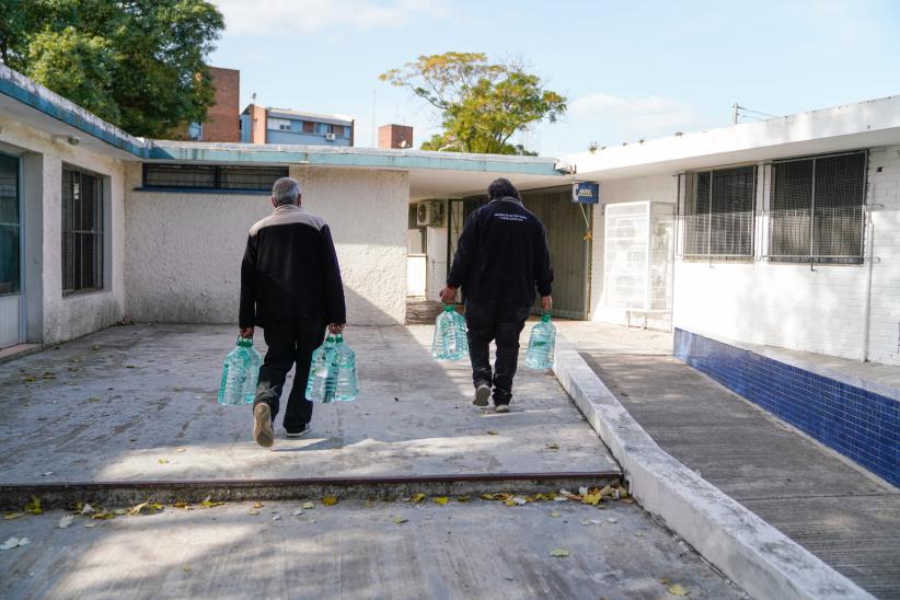 Entrega de bidones de agua en policlìnica Buceo