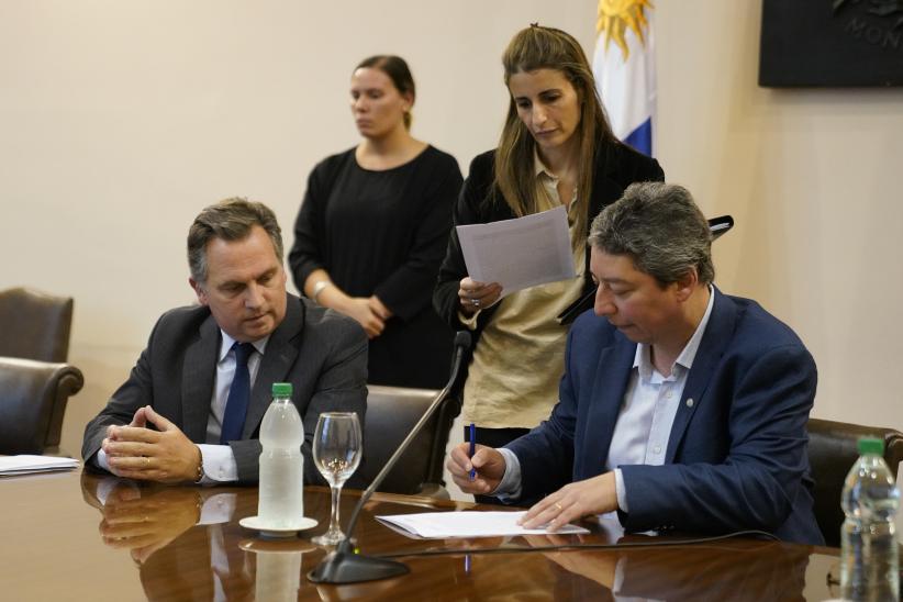 Firma de convenio entre la Intendencia de Montevideo y la Facultad de Derecho