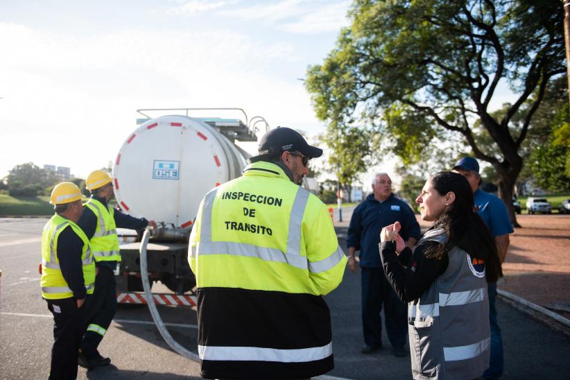 Apoyo de la Intendencia a OSE en el reparto de agua por crisis hídrica