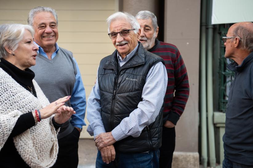 Entrega de bidones de agua a jubilados que viven en los complejos habitacionales del BPS