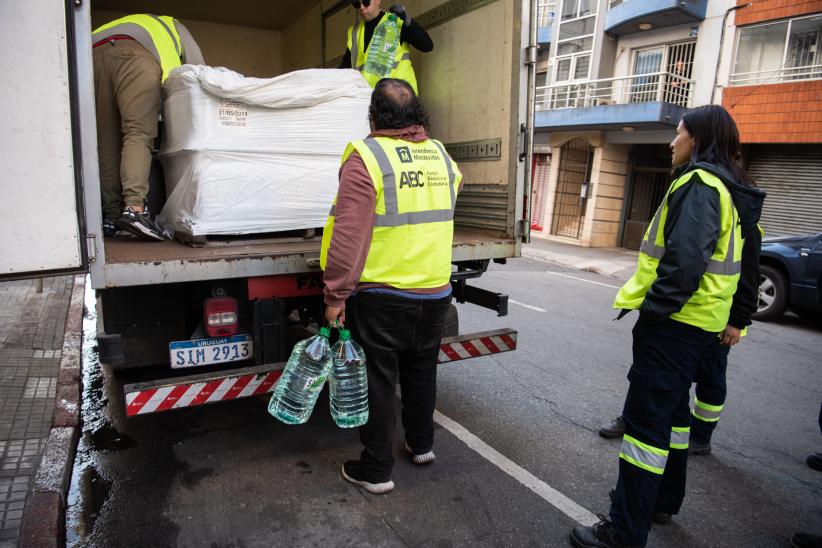 Entrega de bidones de agua a jubilados que viven en los complejos habitacionales del BPS