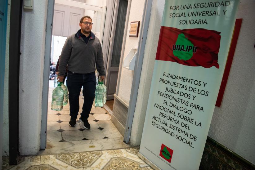 Entrega de bidones de agua a jubilados que viven en los complejos habitacionales del BPS