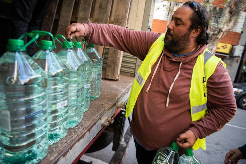 Entrega de bidones de agua a jubilados que viven en los complejos habitacionales del BPS