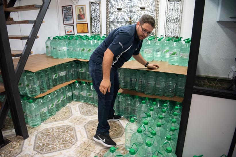 Entrega de bidones de agua a jubilados que viven en los complejos habitacionales del BPS