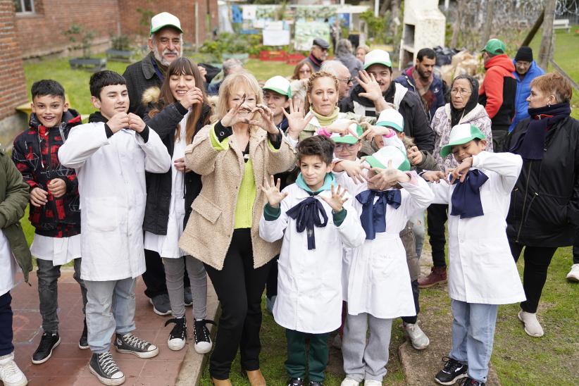 Visita de la intendenta Carolina Cosse a la huerta comunitaria en la escuela Nº 249