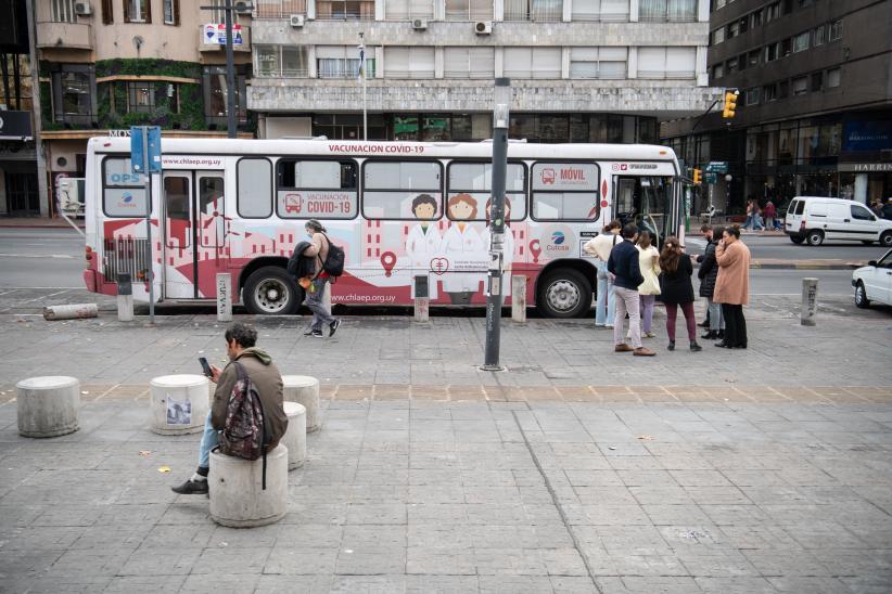 Vacunatorio móvil en la explanada de la Intendencia de Montevideo