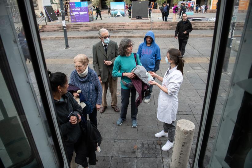 Vacunatorio móvil en la explanada de la Intendencia de Montevideo