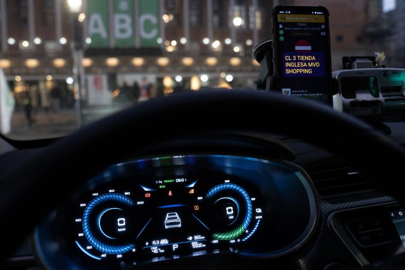 Presentación de nuevos taxis eléctricos en la explanada de la Intendencia de Montevideo