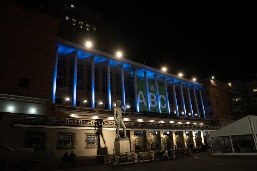 Iluminación de la fachada de la Intendencia de Montevideo en el marco del Día Internacional de la Lengua de Señas Uruguaya