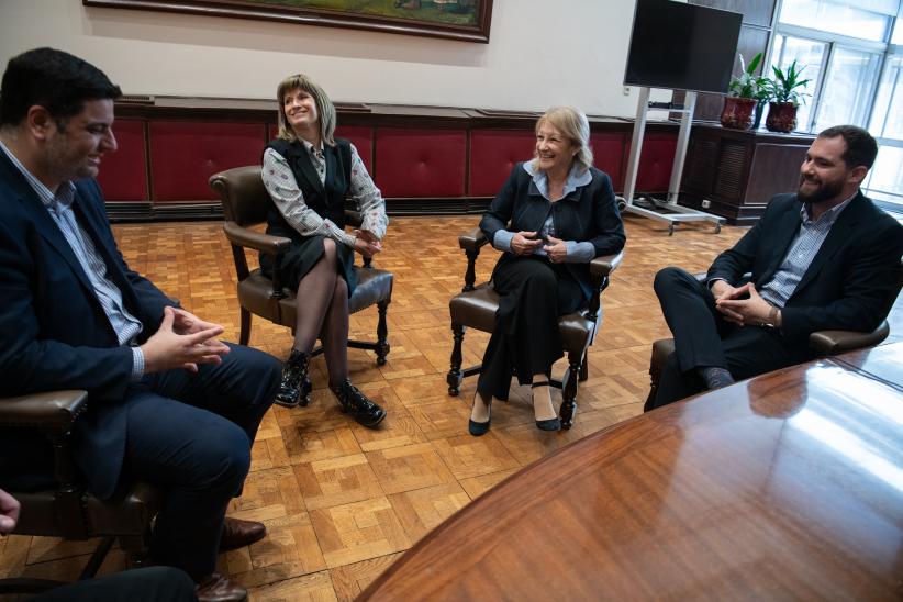 Intendenta de Montevideo Carolina Cosse recibe a Pedro Jisdonian, presidente de la departamental de Montevideo por el partido Nacional