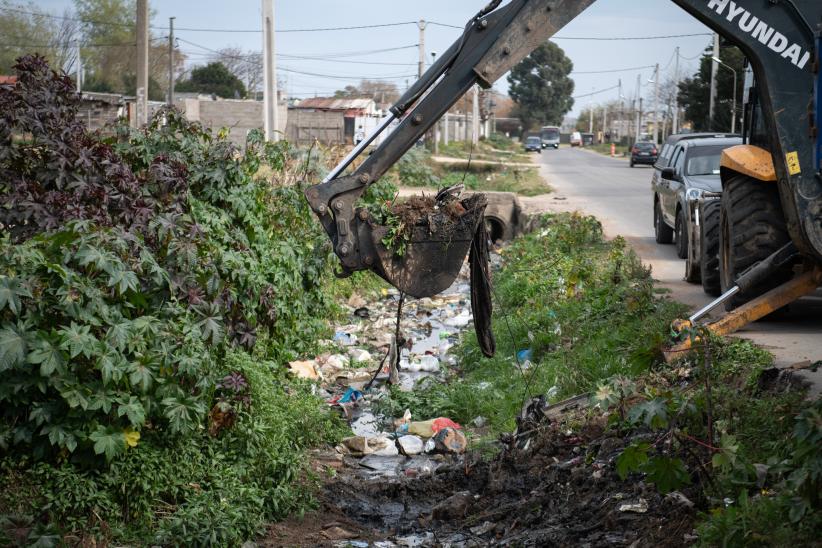 Limpieza de curso de agua en el barrio Padre Cacho