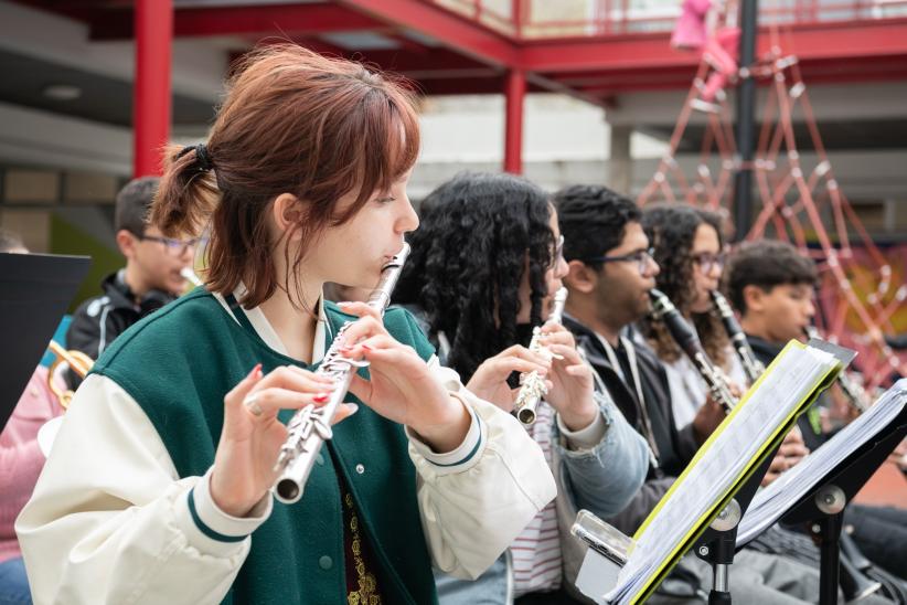 Entrega de instrumentos musicales a niñas y niños como complemento del programa « Un Instrumento un/a Niño/a »