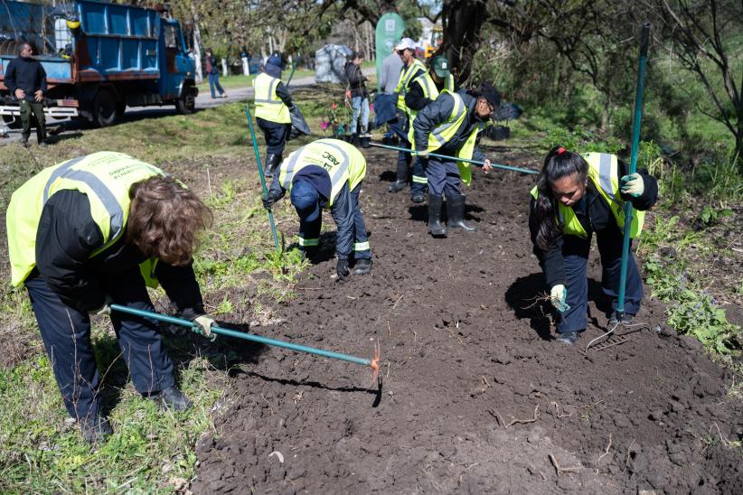 Plantación de flores con participantes del proyecto «Mujeres que Reverdecen» en el arroyo Mendoza