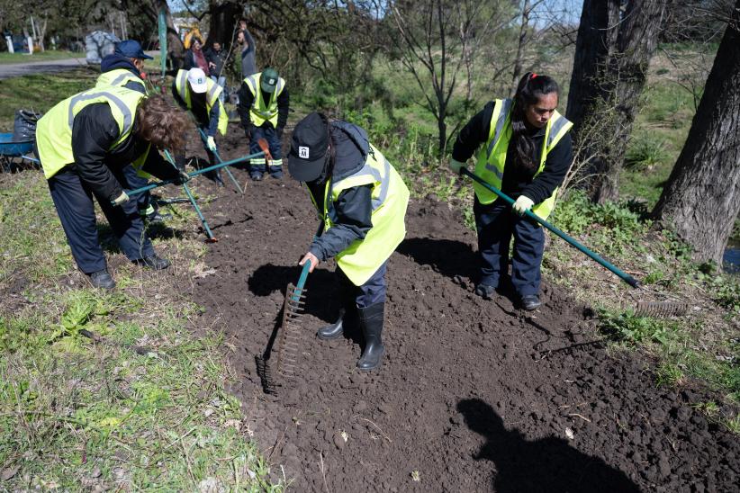 Plantación de flores con participantes del proyecto «Mujeres que Reverdecen» en el arroyo Mendoza