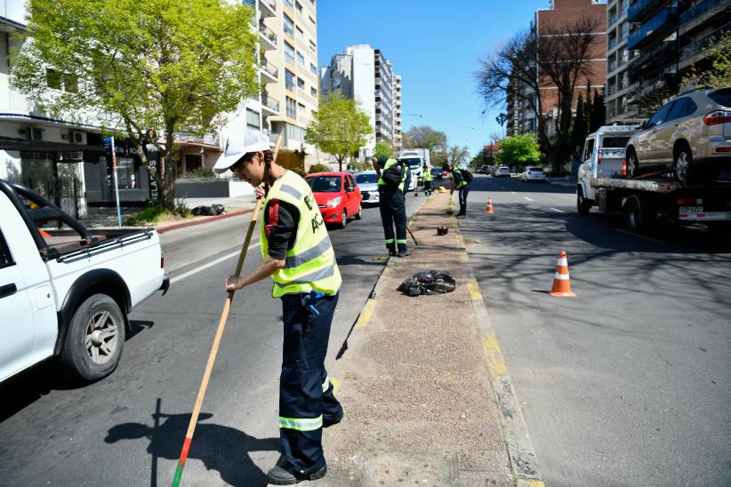 Cuadrilla de trabajo ABC realiza tareas de barrido en Bv. España y Avda. Sarmiento