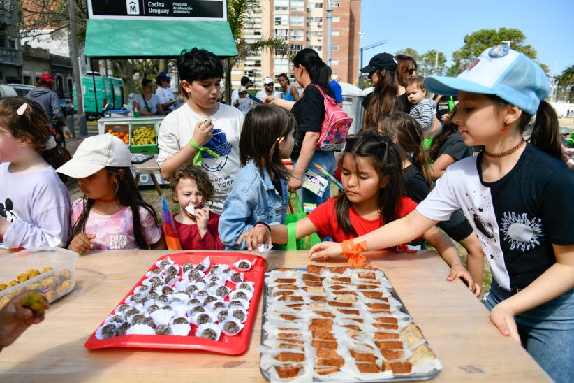 Actividades en plaza Juan Angel Silva por el día de las plazas