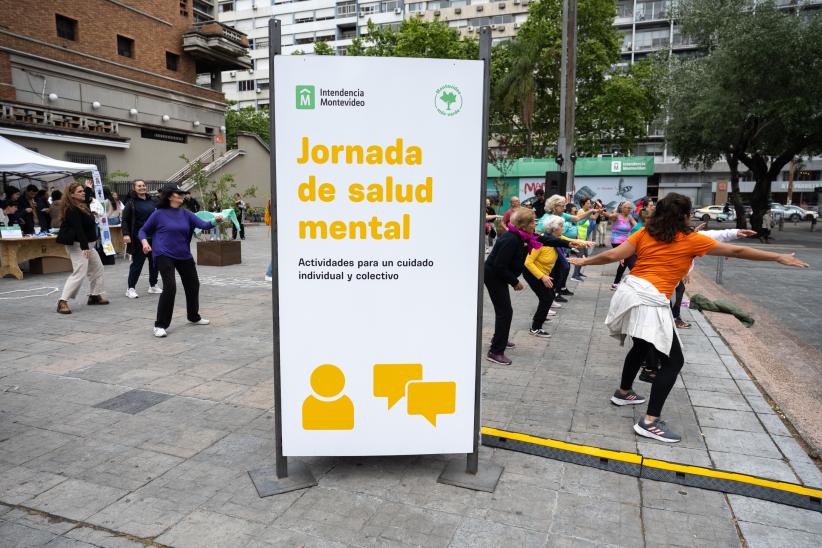 Jornada de salud mental en la explanada de la Intendencia de Montevideo,