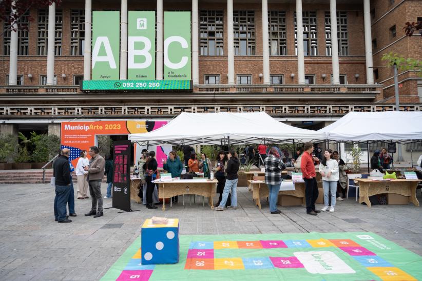 Jornada de salud mental en la explanada de la Intendencia de Montevideo,