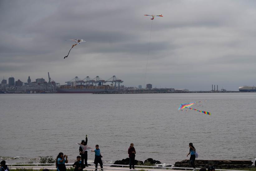 Remontada de cometas en la playa del Cerro ,  15 de noviembre de 2023