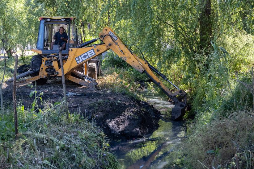 Trabajos preventivos de limpieza en barrio La Chancha ante anuncio de lluvias fuertes