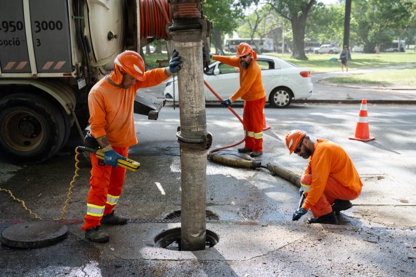 Desobstrucción de bocas de tormenta debajo del viaducto del Paso Molino