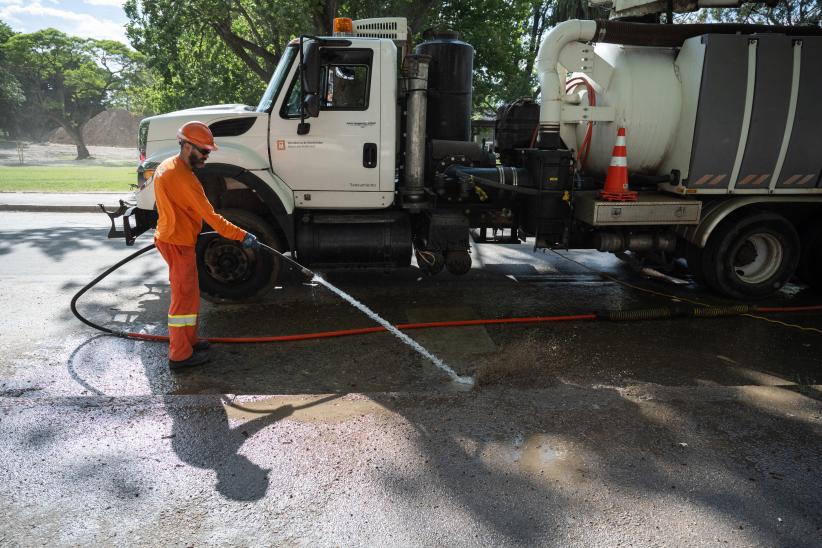 Desobstrucción de bocas de tormenta debajo del viaducto del Paso Molino