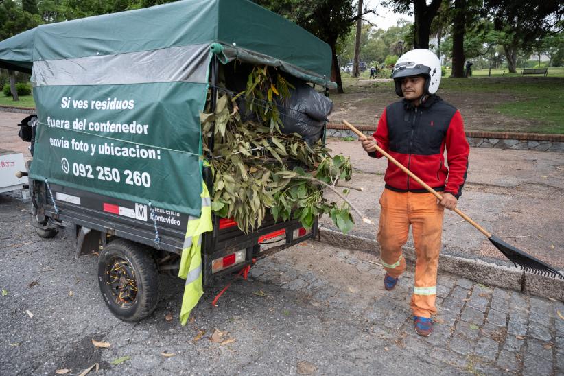 Trabajos de limpieza con motocarro en el parque Rodó