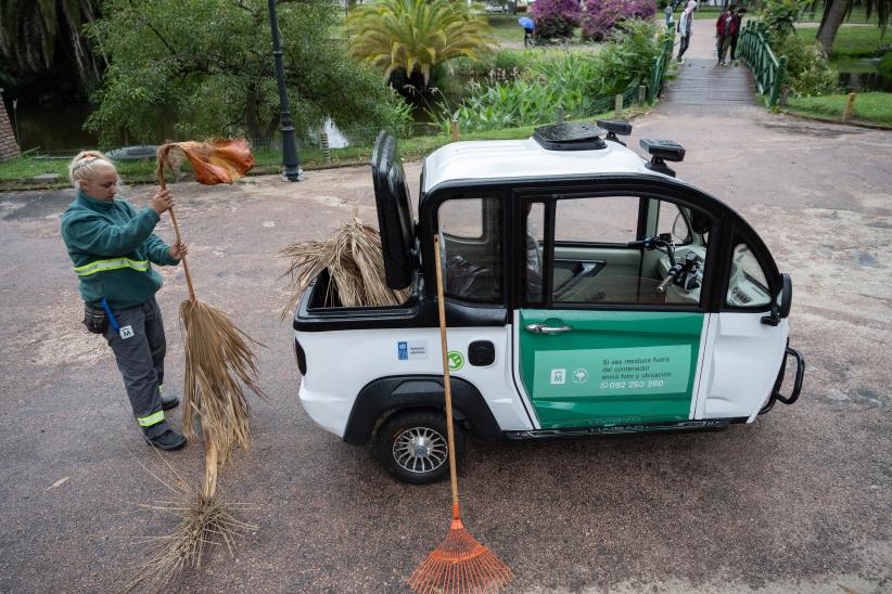 Trabajos de limpieza con motocarro eléctrico en el parque Rodó