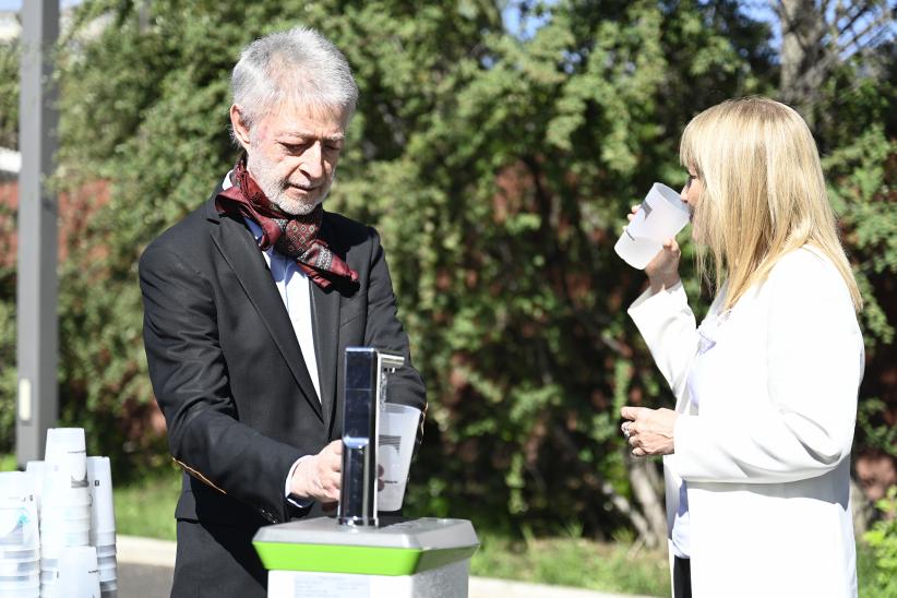 Inauguración de maquina productora de agua potable en el Teatro de Verano